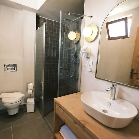 Nephos Hotell